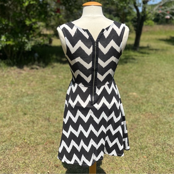Love, Fire Black & White Chevron Striped Sleeveless Midi Dress Size Small - Picture 3 of 8